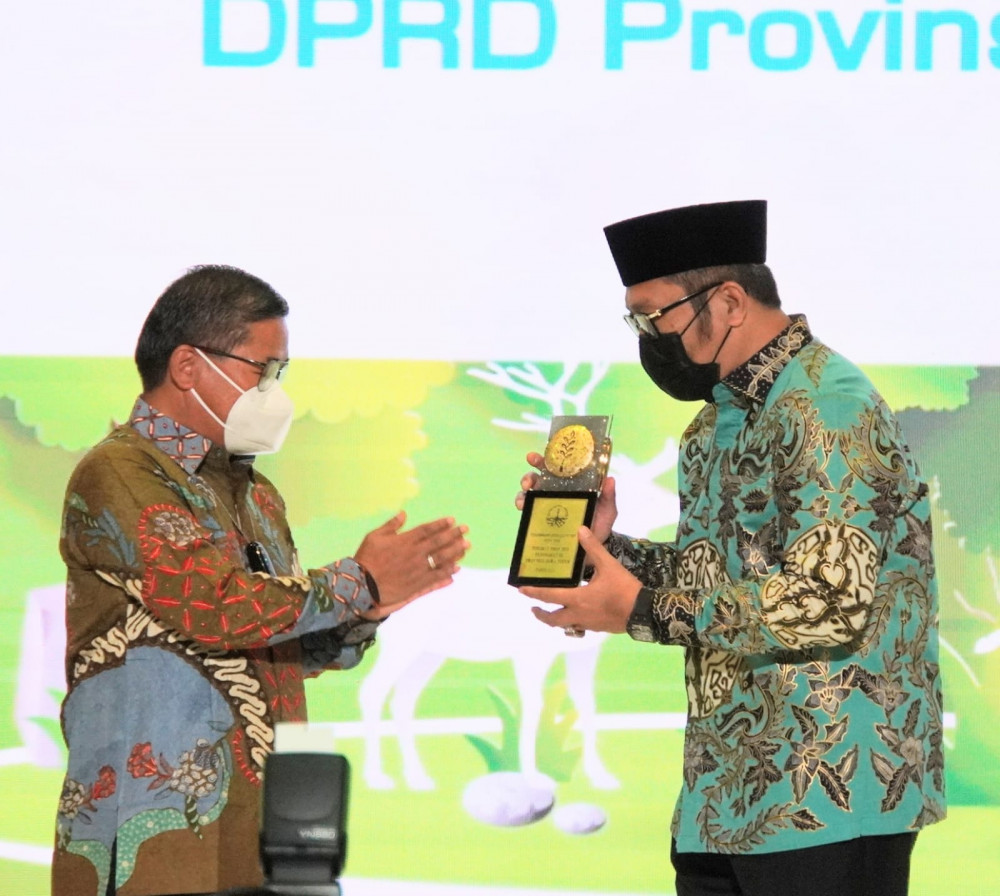 Wakil Ketua DPRD Jatim Sahat Tua Simanjuntak Terima Penghargaan Green Leadership Nirwasita Tantra dari Wakil Menteri KLHK